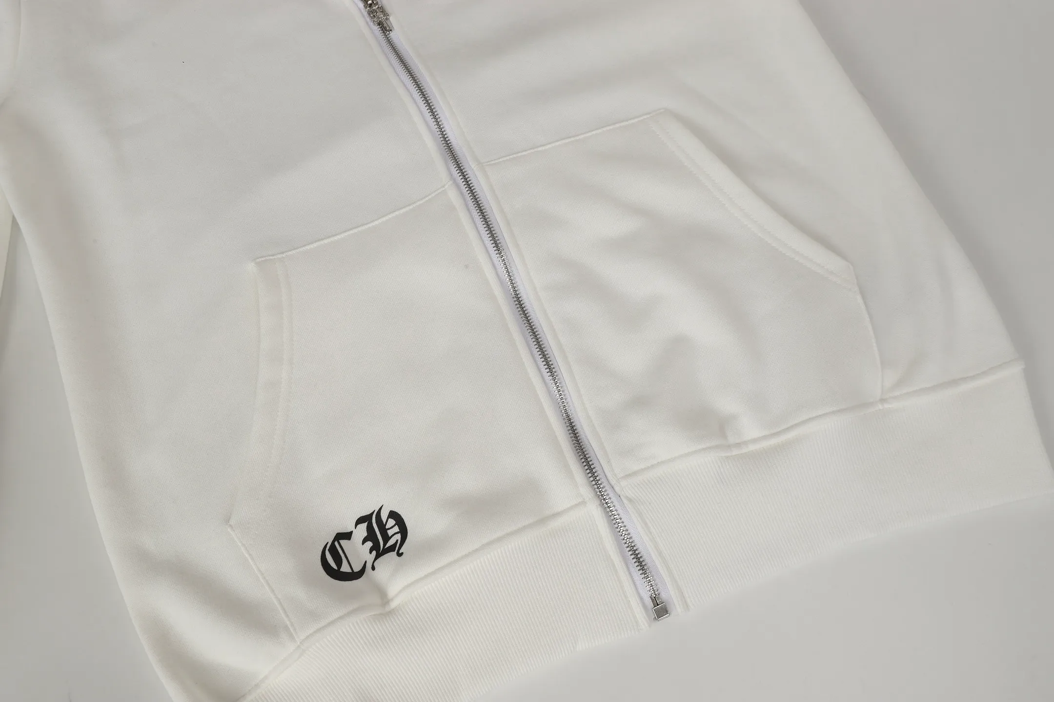 Q7—P230 -Chrome Hearts/Chrome Hearts printed zipper sweatshirt cardigan jacket -420 grams of high-density, high-quality wool, soft, delicate and skin-friendly, soft and silky to the touch, warm and skin-friendly -The hardware zipper accessories are all customized and full of details -Colour: black white -Size: S M L XL